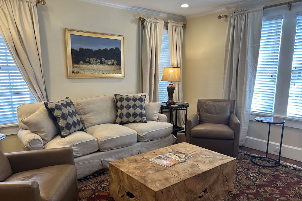 Photo of Livingroom in Historic District