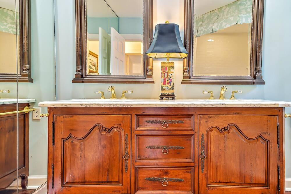 Photo of Bathroom in King City