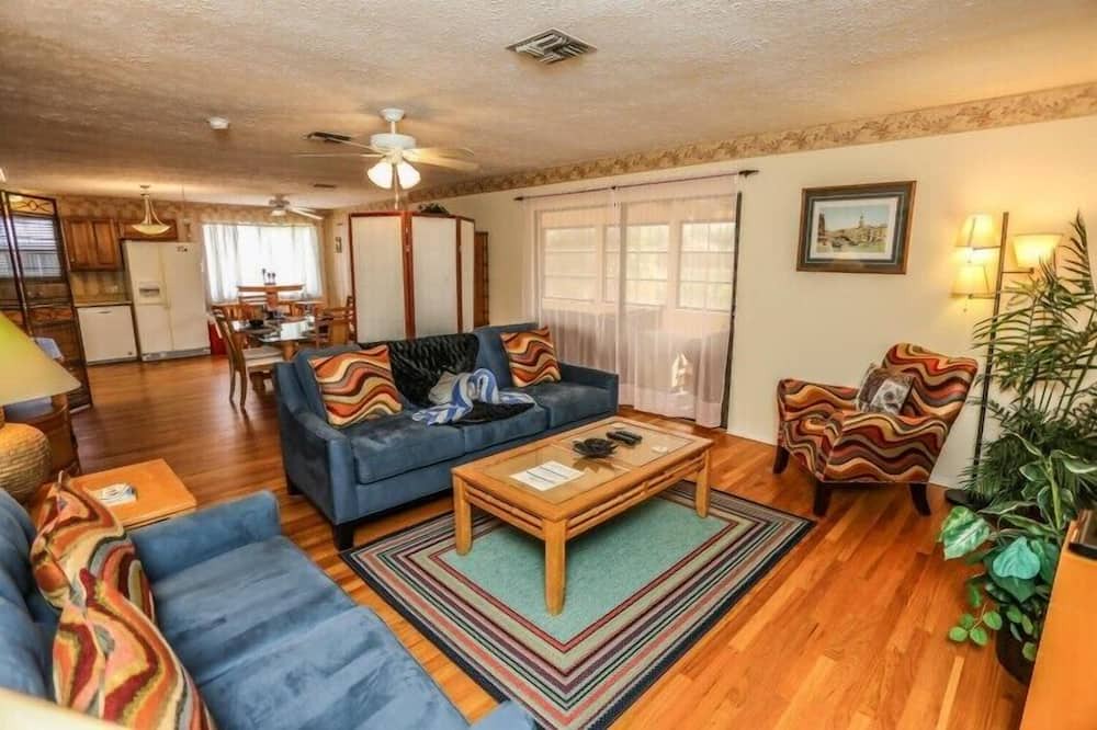 Photo of Bedroom in Mid Island