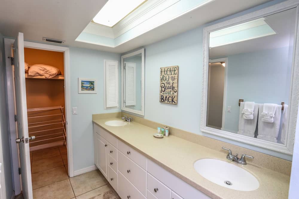 Photo of Bathroom in Mid Island