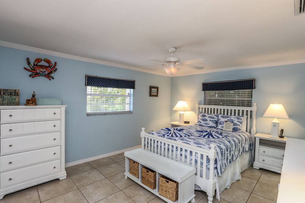 Photo of Bedroom in Mid Island