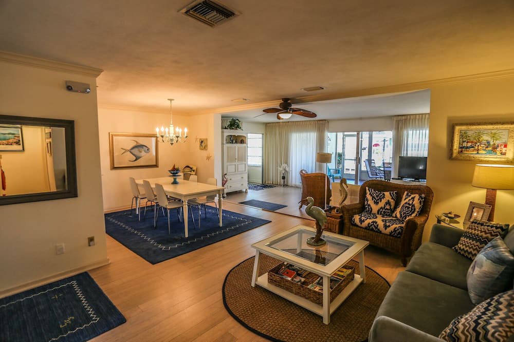 Photo of Livingroom in Mid Island