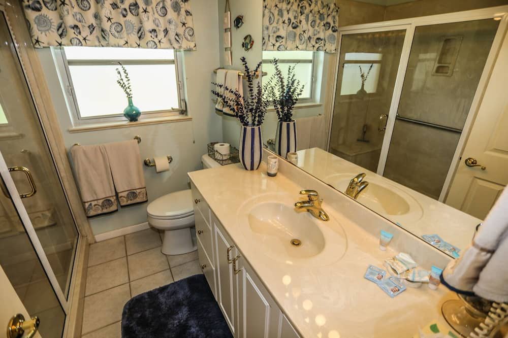 Photo of Bathroom in Mid Island