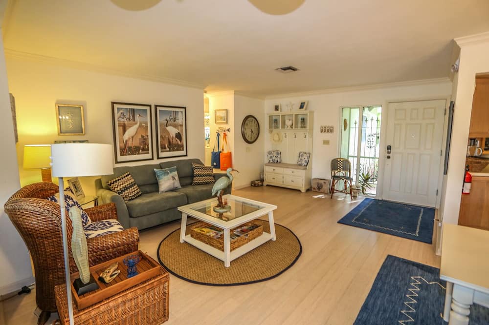Photo of Livingroom in Mid Island