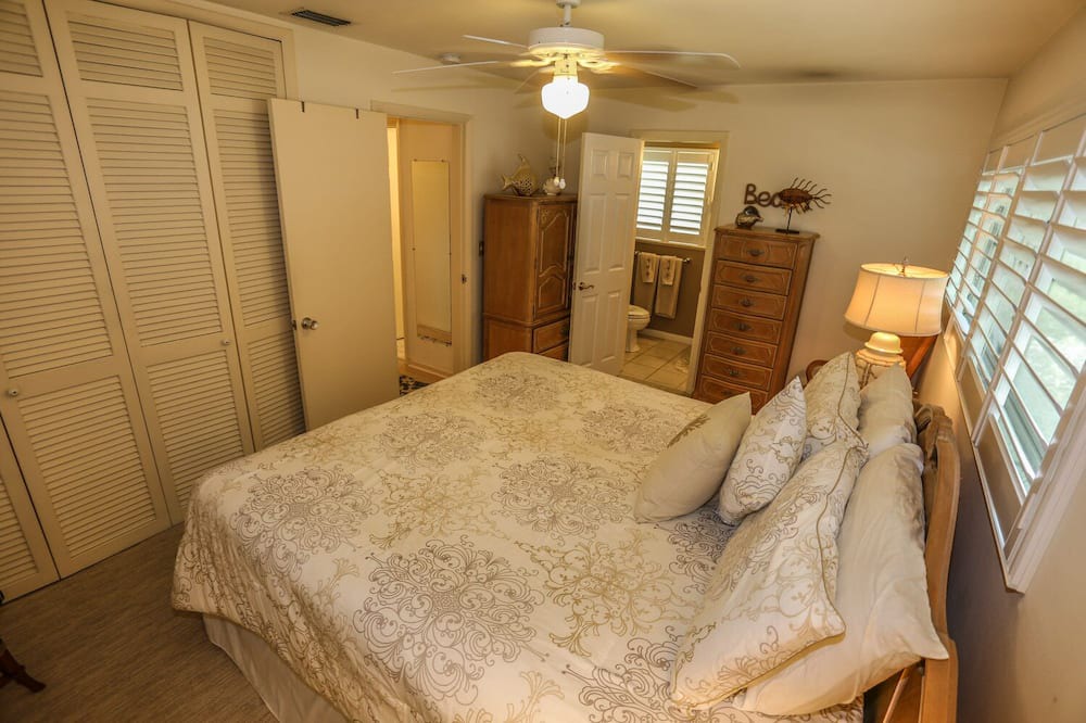 Photo of Bedroom in Mid Island