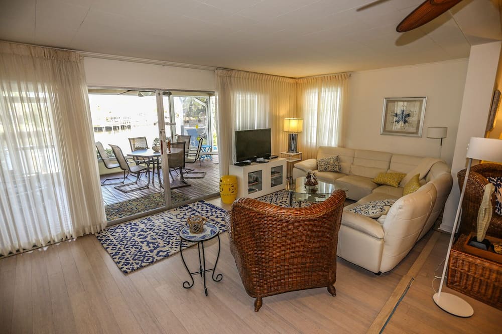 Photo of Livingroom in Mid Island