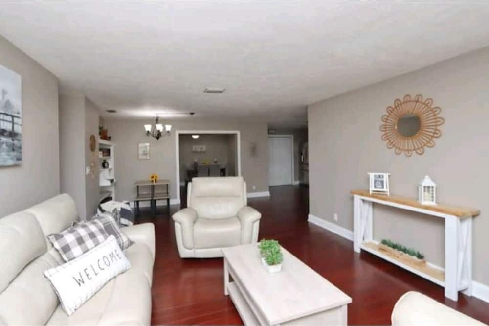 Photo of Livingroom in Egypt Lake-Leto