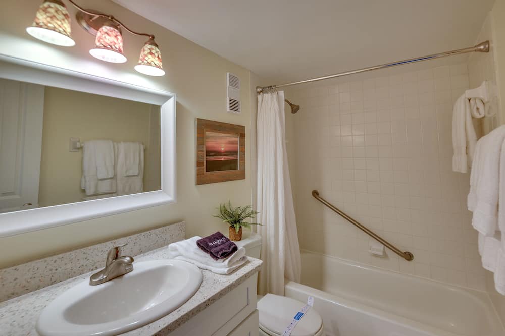Photo of Bathroom in Point East