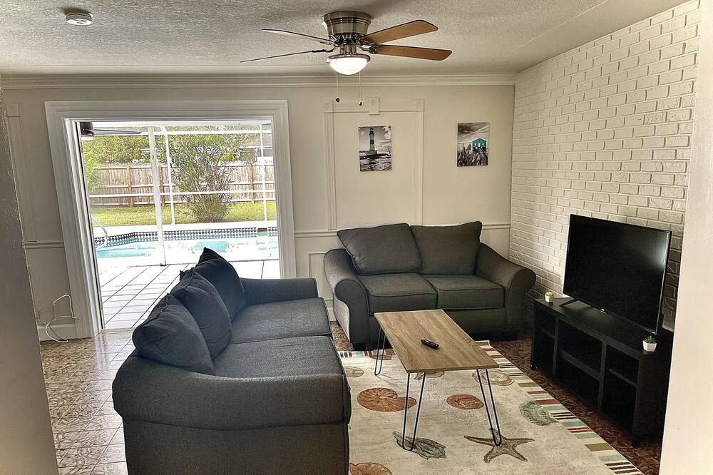 Photo of Livingroom in Oakford Park