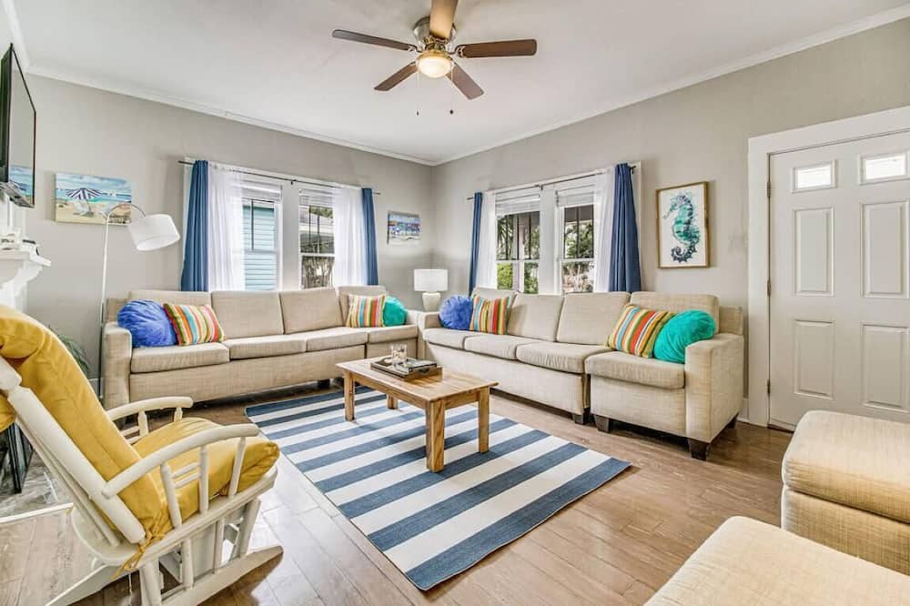 Photo of Livingroom in East Hill