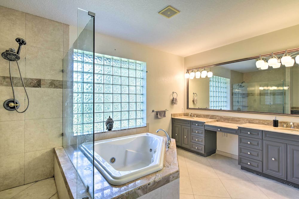 Photo of Bathroom in Southwest Ranches