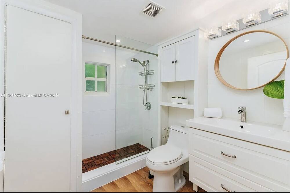 Photo of Bathroom in El Portal