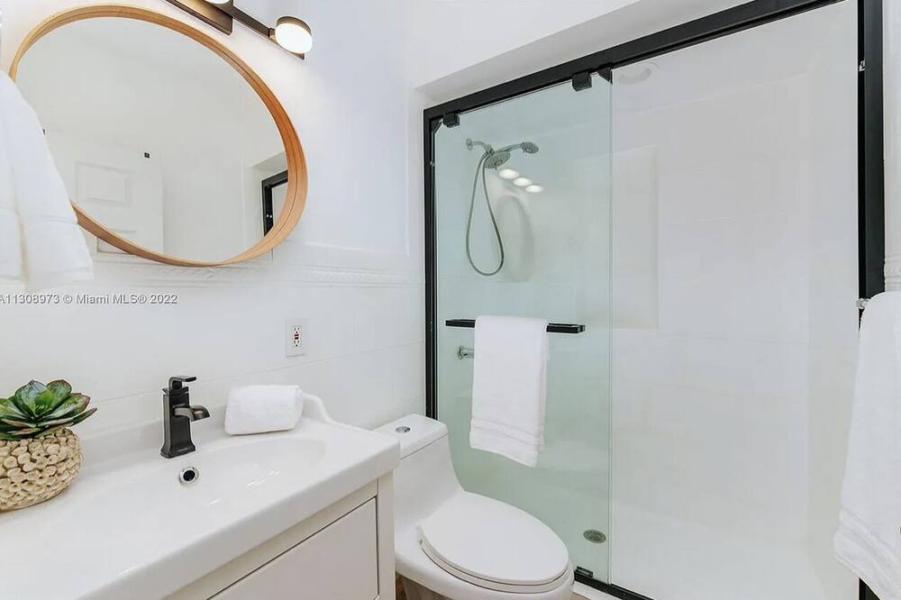 Photo of Bathroom in El Portal