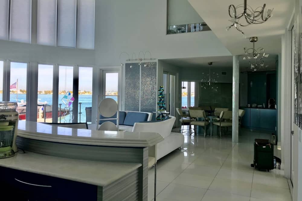 Photo of Livingroom in Coury