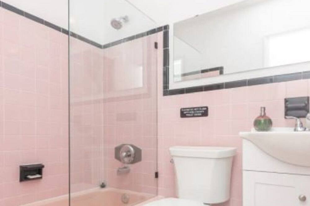 Photo of Bathroom in Poinsettia Heights