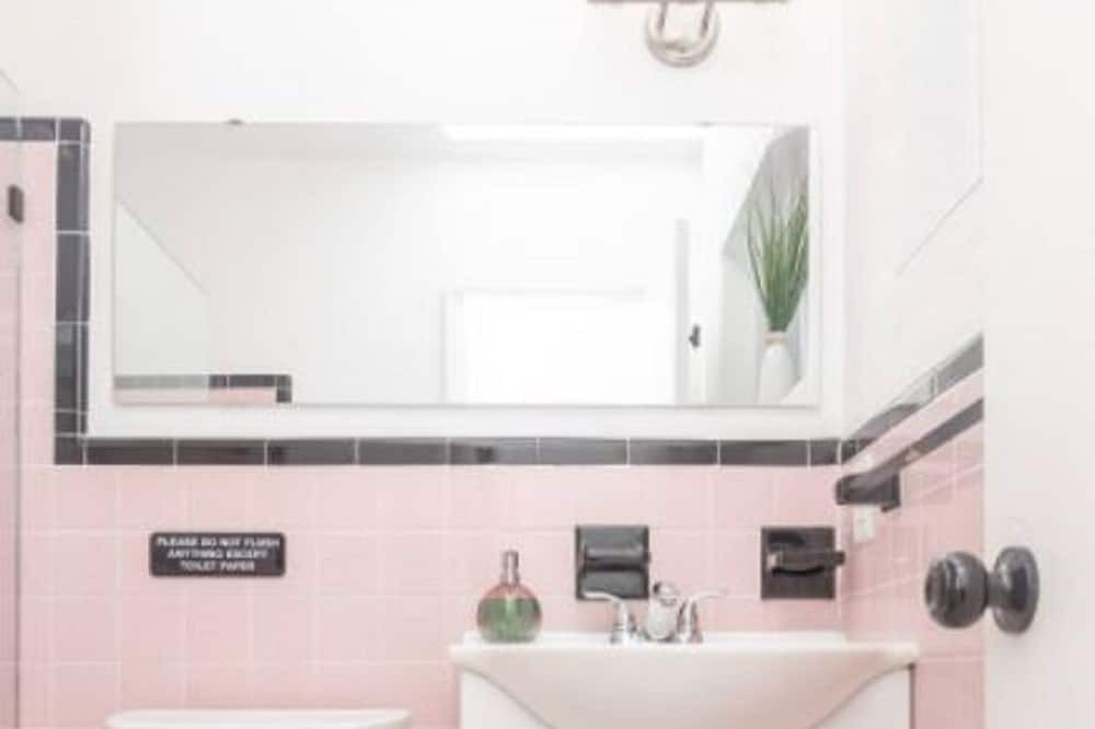 Photo of Bathroom in Poinsettia Heights