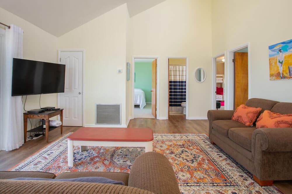 Photo of Livingroom in Surf Side Shores