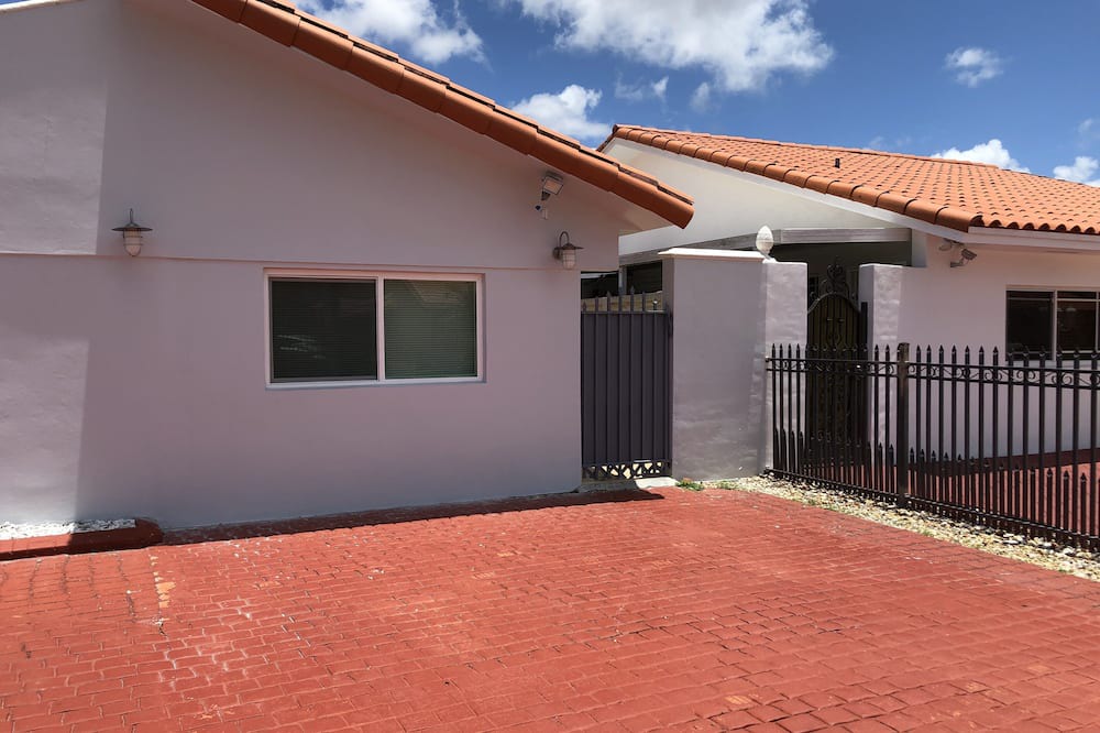 Photo of Outdoor in Tamiami
