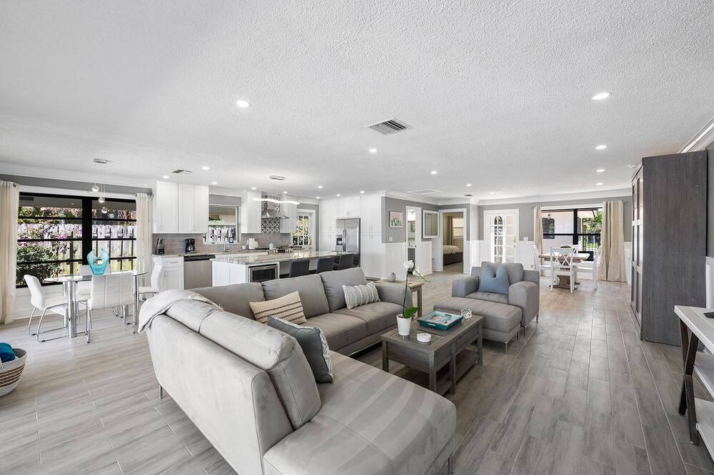 Photo of Livingroom in Santa Barbara Estates