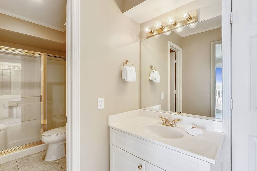 Photo of Bathroom in Holiday Isle