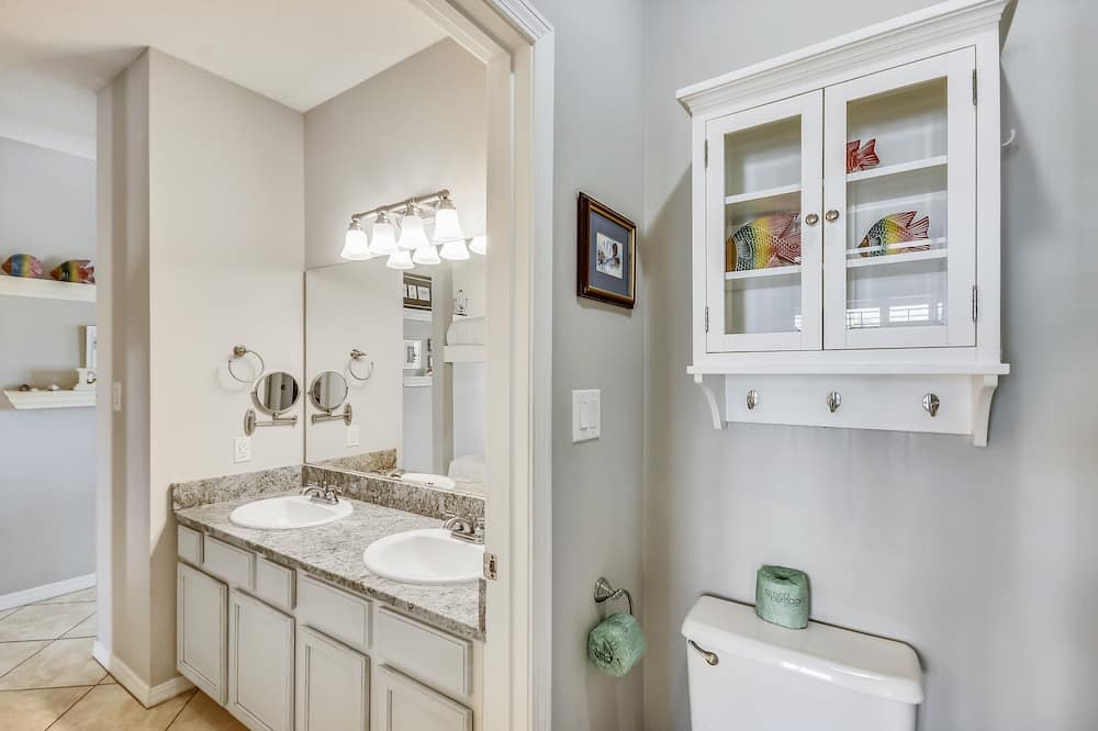 Photo of Bathroom in Holiday Isle