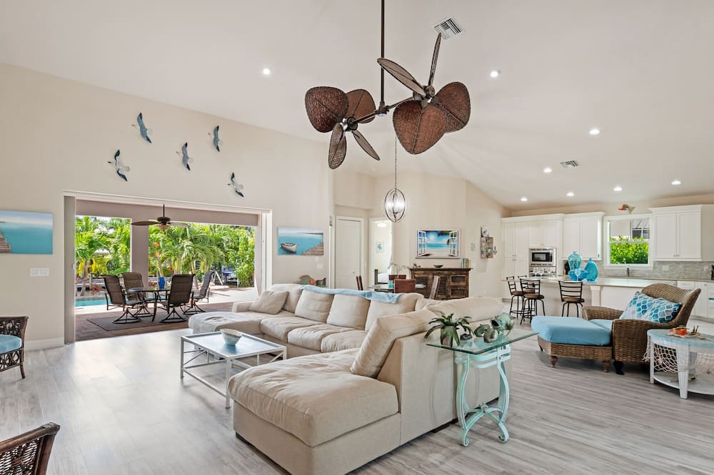 Photo of Livingroom in Royal Harbor