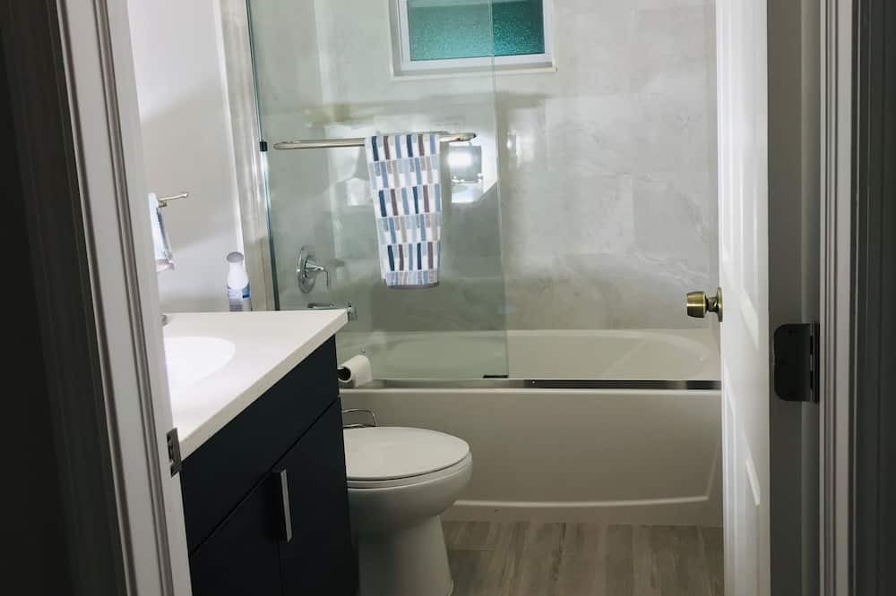 Photo of Bathroom in Poiciana Park II
