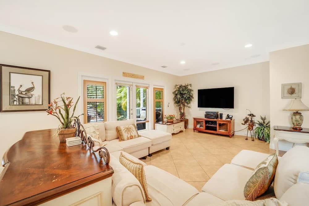 Photo of Livingroom in Marathon