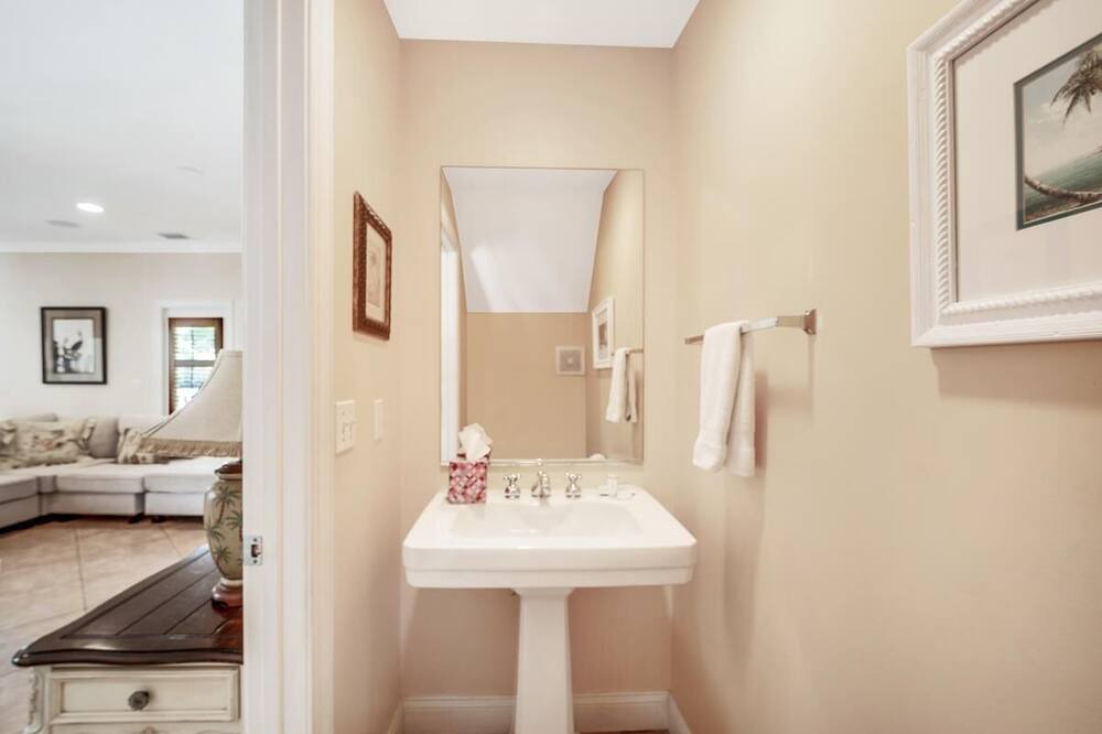 Photo of Bathroom in Marathon