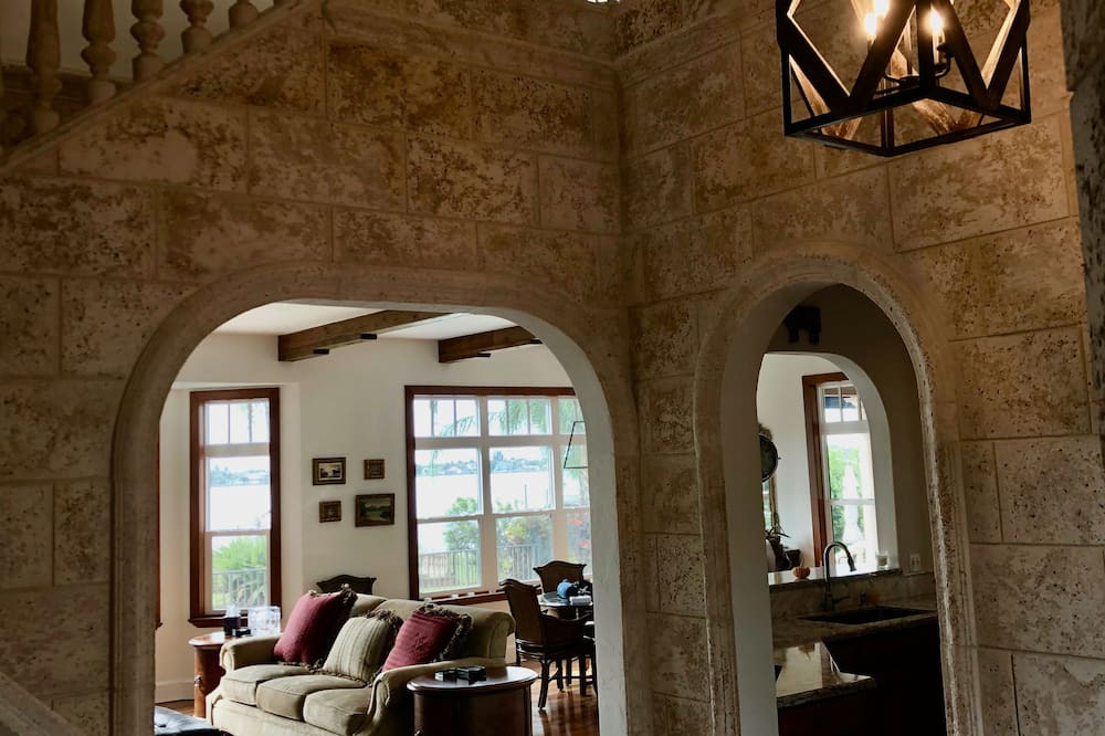 Photo of Livingroom in North River Shores