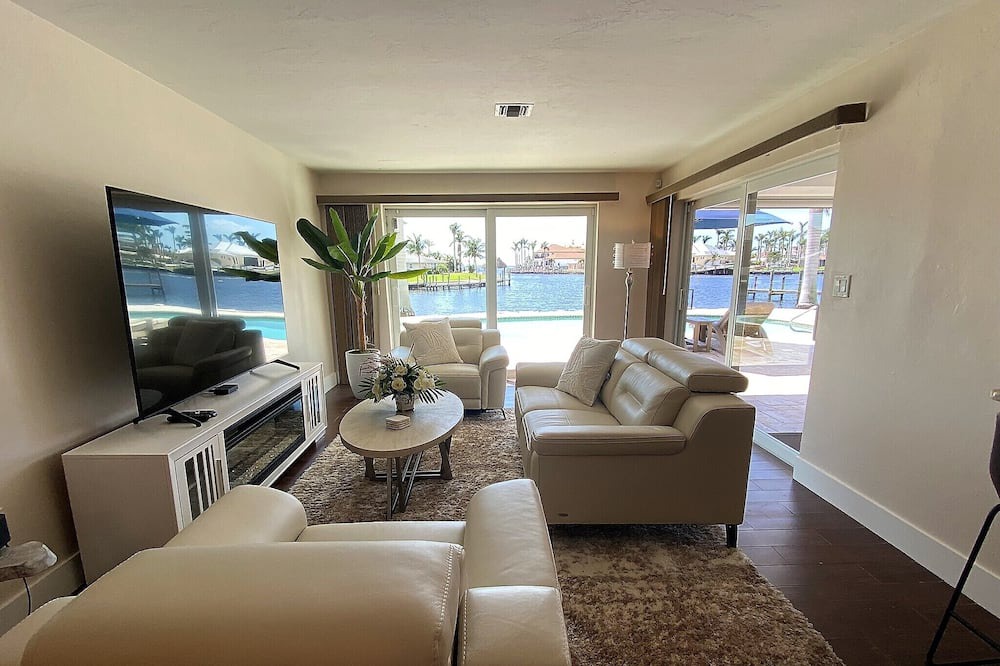 Photo of Livingroom in Yacht Club