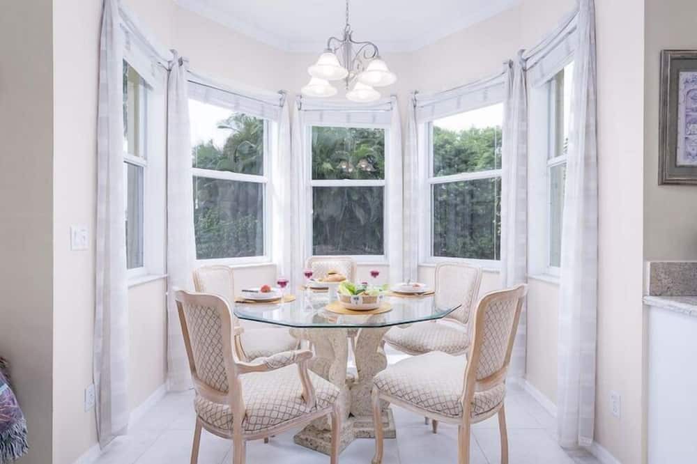Photo of Livingroom in Caloosahatchee