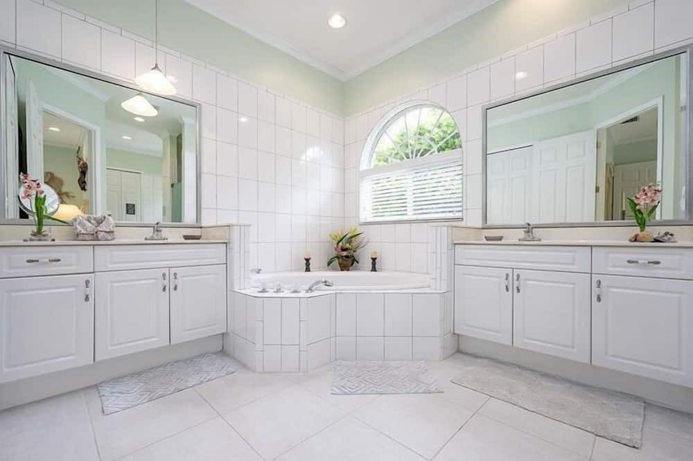 Photo of Bathroom in Caloosahatchee