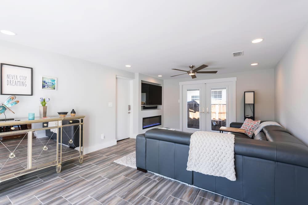 Photo of Livingroom in Historic Old Northeast