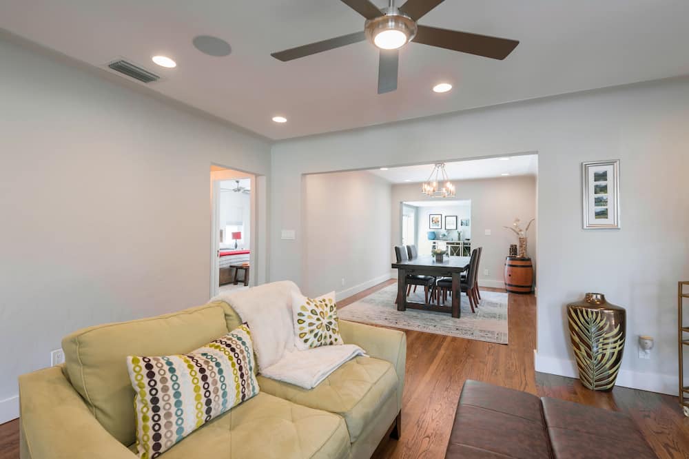 Photo of Livingroom in Historic Old Northeast