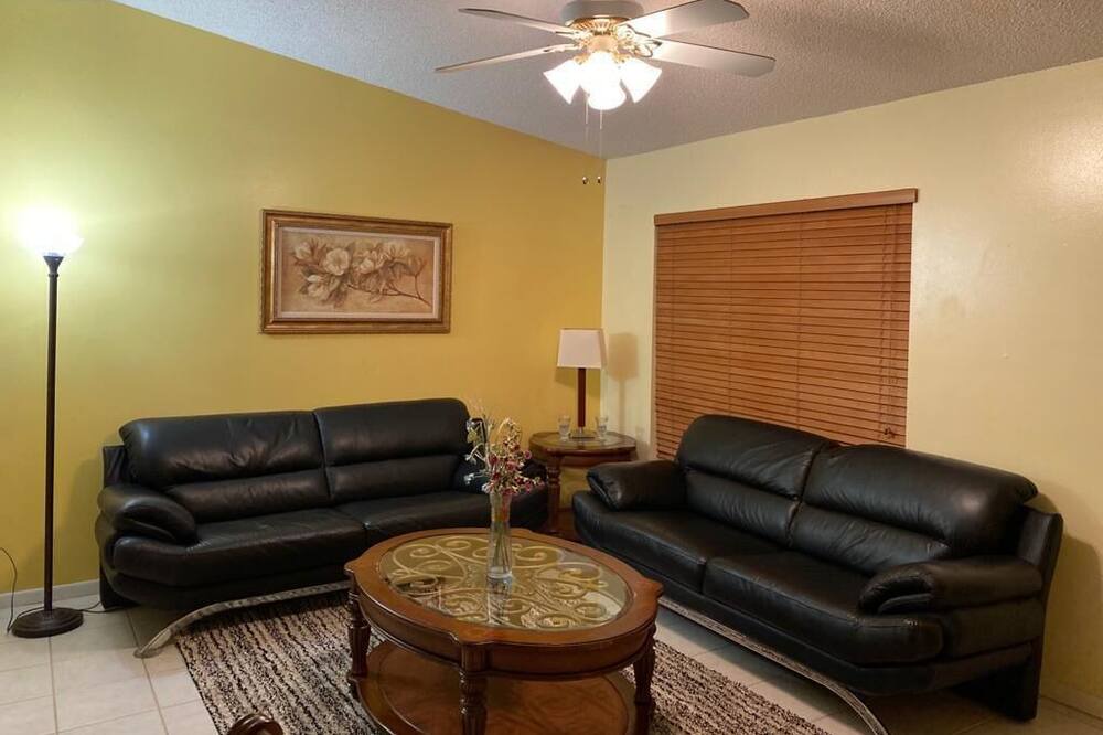 Photo of Livingroom in Cooper City