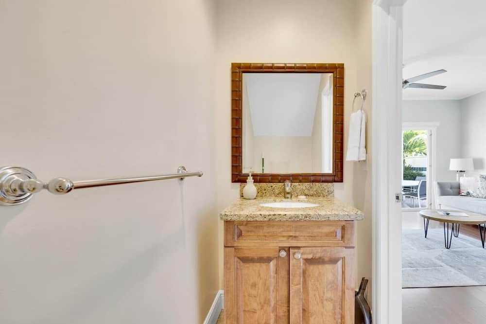 Photo of Bathroom in Marathon