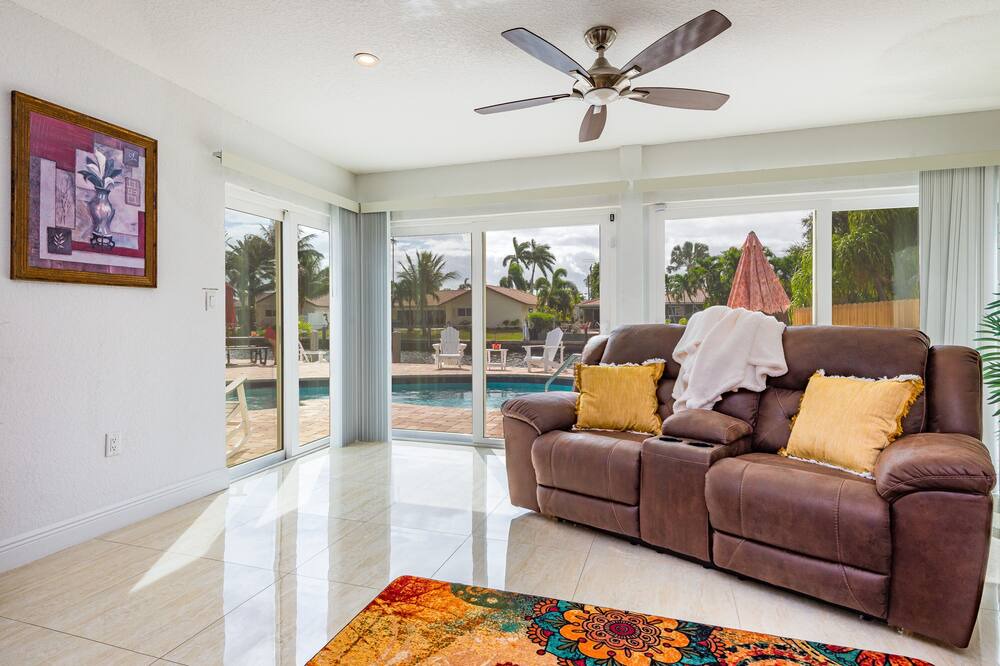Photo of Livingroom in Lake Estates