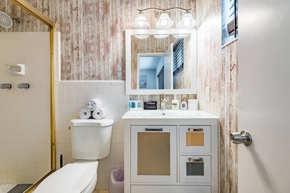 Photo of Bathroom in Lake Estates