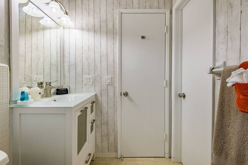 Photo of Bathroom in Lake Estates