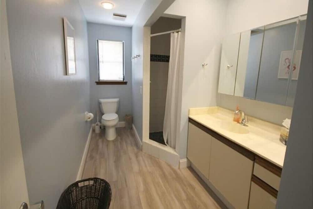 Photo of Bathroom in Mid Island