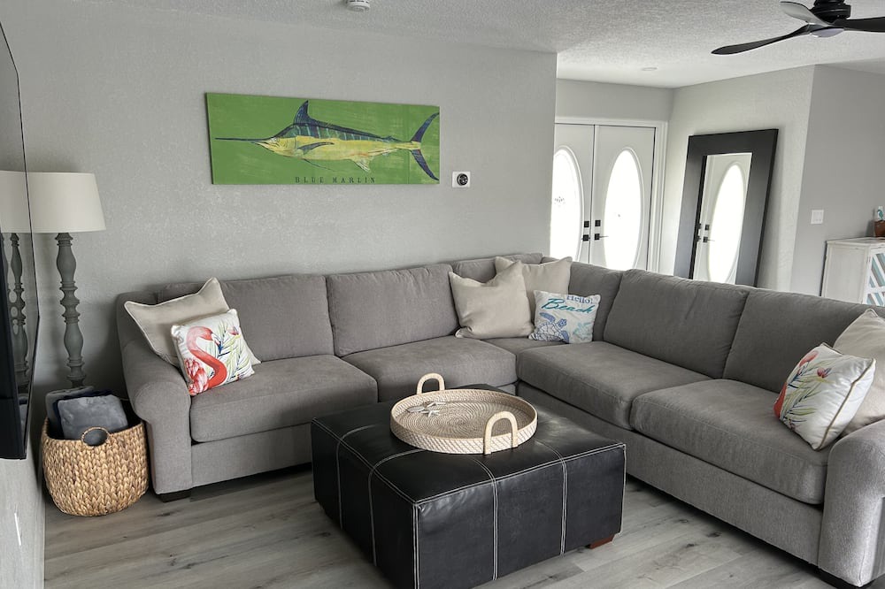 Photo of Livingroom in Yacht Club