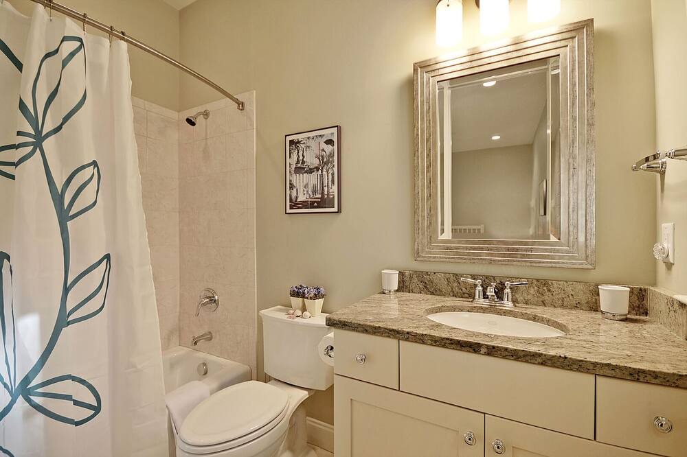 Photo of Bathroom in Vanderhorst Plantation