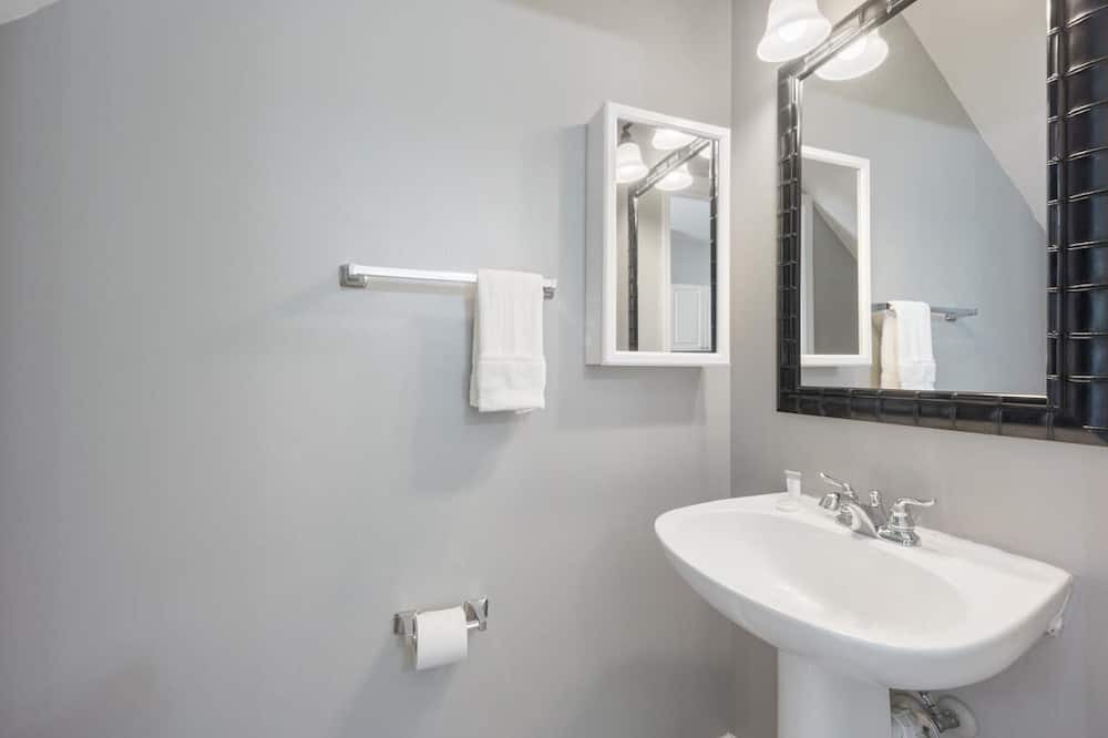 Photo of Bathroom in Marathon