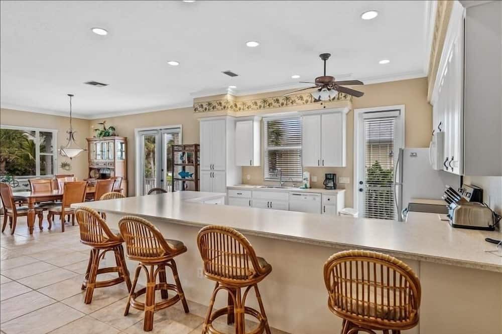 Photo of Kitchen in Golden Beach