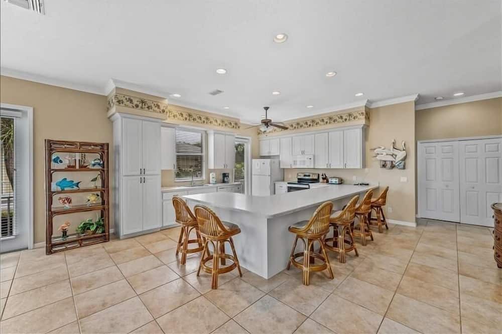 Photo of Kitchen in Golden Beach