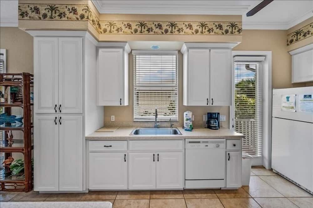 Photo of Kitchen in Golden Beach