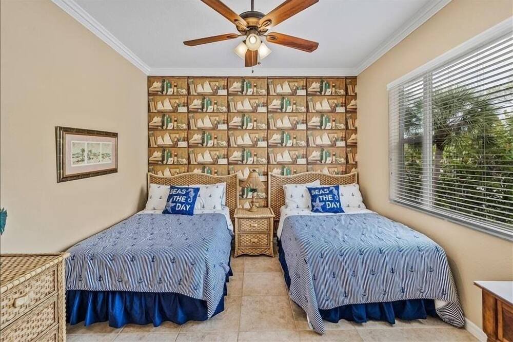 Photo of Bedroom in Golden Beach