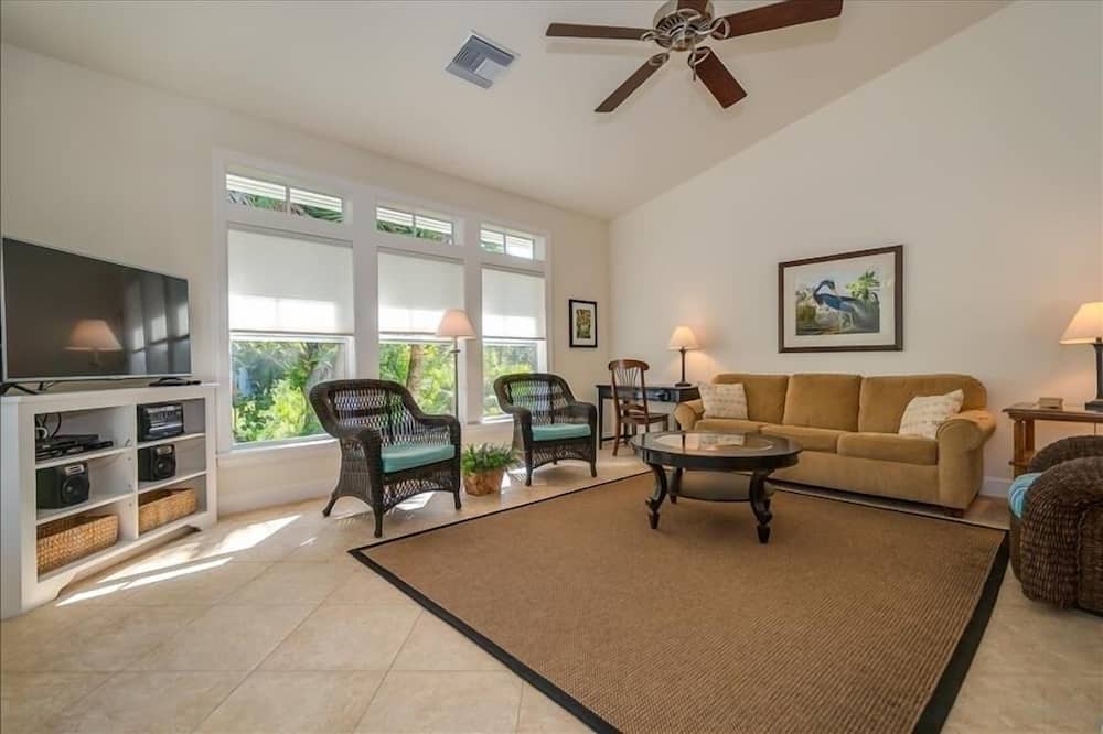 Photo of Livingroom in Golden Beach