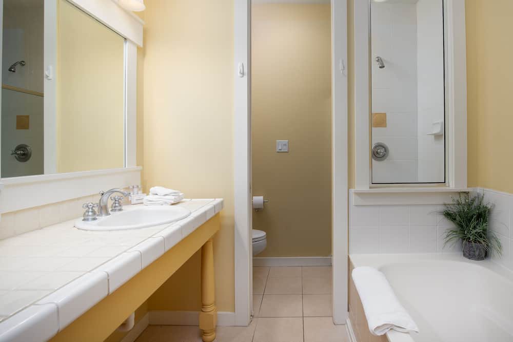 Photo of Bathroom in Laurel Grove